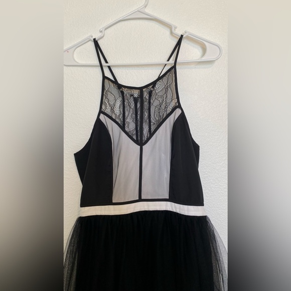 ✨ Luxe BCBG Lace & Tulle Dress  Size 6 - Perfect for Special Occasions! ✨ - Picture 2 of 7